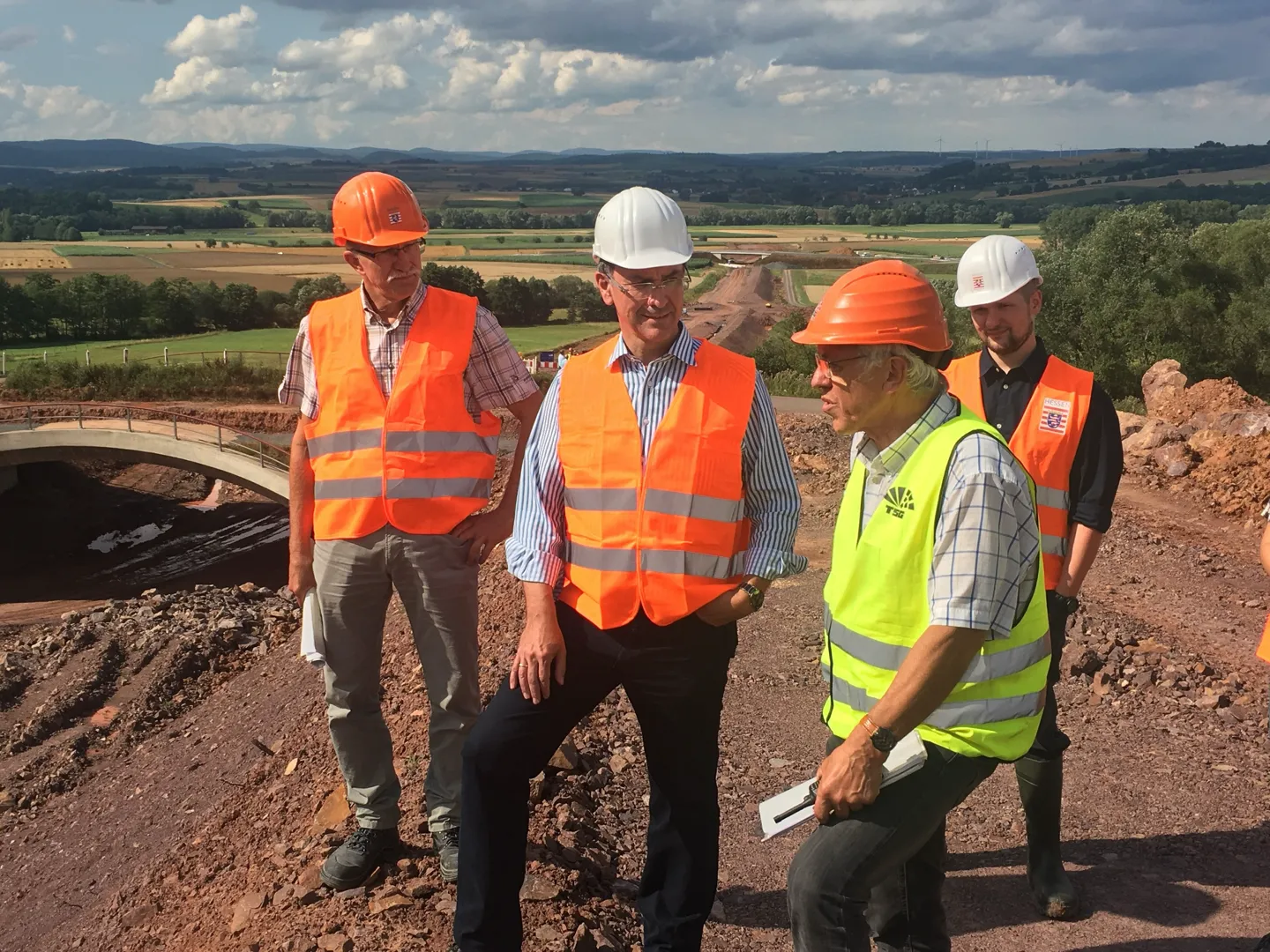 Auch über die Sprengungsarbeiten zur Ortsumgehung Mücke ließ sich der Regierungspräsident informieren. Bild: RP Gießen